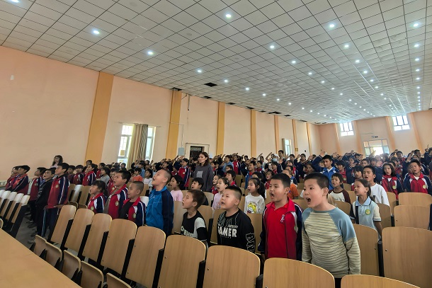 圖為學(xué)生們齊唱國歌