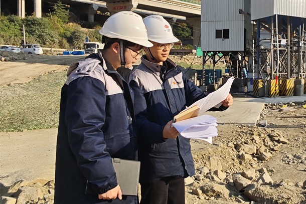 170圖為張涵軻在老鷹巖一級(jí)電站建設(shè)現(xiàn)場(chǎng)復(fù)核施工計(jì)量結(jié)果