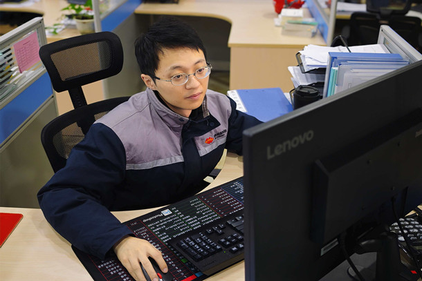 170圖為張涵軻在梳理采購(gòu)流程